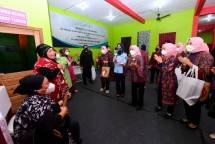 Ibu Iriana Jokowi dan Ibu Wury Amin Silaturahmi dengan Warga Binaan Lapas Perempuan di Jambi