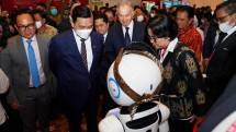 Direktur Consumer Service sekaligus Plt Direktur Enterprise & Business Service Telkom FM Venusiana melakukan pemaparan di booth Digital Ecosystem Zone kepada Menteri Koordinator Kemaritiman dan Investasi Luhut Binsar Pandjaitan, Menteri BUMN Erick Thohir, Mantan Perdana Menteri Inggris Tony Blair, dan Wakil Menteri BUMN II Kartika Wirjoatmodjo.