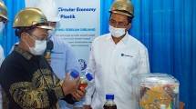 Plt. Dirjen IKFT Kemenperin Ignatius Warsito bersama Direktur Legal, External Affairs dan Circular Economy PT. Chandra Asri Petrochemical, Tbk. Edi Rivai