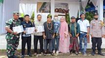 Penggiat kesenian Eddie Karsito (Tengah) 