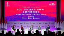 Wakil Menteri BUMN II Kartika Wirjoatmodjo (tengah), President Microsoft Asia Ahmed Mazhari (kedua dari kanan), Global Head, Tech Media and Telco BCG Vaishali Rastogi (kedua dari kiri), dan CEO of China International Capital Corp Singapore Stephen Ng (paling kanan) saat sesi diskusi panel II di acara SOE International Conference & Expo 2022