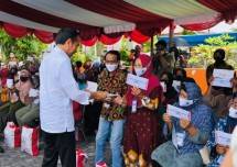 Presiden Jokowi Serahkan Bansos : Bisa Dibelikan untuk Gizi Anak