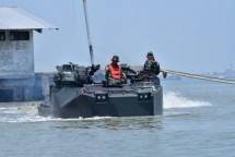 Ranpur LVT-7 A1 Yonranratfib 2 Marinir Mengarungi Laut Dalam Uji Laik