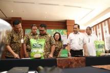 Pasar Jaya dan Food Stasion Bersinergi Bagikan Beras pada Pegawai