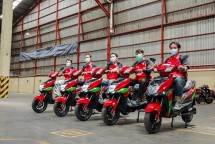 Potret karyawan SiCepat mengikuti test ride motor listrik Volta di Head Office SiCepat Ekspres, Jl. Ir. H. Juanda 3, Gambir, Jakarta Pusat. 