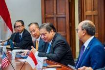 Menko Airlangga yang juga Ketua Umum Partai Golkar, didampingi oleh Menteri Perindustrian Agus Gumiwang Kartasasmita, melakukan pertemuan bilateral dengan US Secretary of Commerce Gina Raimondo di Washington D.C. pada Selasa (25/10/2022). 