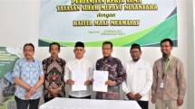 Direktur Eksekutif Baitulmaal Muamalat (BMM) Nanang Basuki (ketiga kanan) berfoto bersama Ketua Yayasan Suluh Melayu Nusantara Noor Aslan (ketiga kiri) usai seremoni kerja sama Program Pesantren Tahfidz Al Qur'an di Yogyakarta belum lama ini.