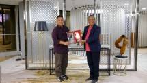 Direktur Wholesale and International Service Telkom Bogi Witjaksono (kiri) menyerahkan cenderamata kepada Menteri Parlemen dan Komunikasi Sosial Timor-Leste Francisco Martins da Costa Pereira Jeronimo saat melakukan kunjungan ke Telkom Landmark Tower.