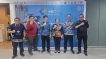 Ketua Umum IndoHCF, Dr. dr. Supriyantoro, Sp.P, MARS bersama para juri Indonesia Healthcare Innovation Awards (IHIA) VI - 2022