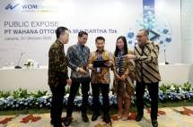 Para anggota Direksi dan Komisaris PT Wahana Ottomitra Multiartha Tbk atau WOM Finance sedang berbincang-bincang usai acara paparan publik di Jakarta. (Foto: Humas WOM Finance)
