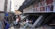 Seorang pria membereskan bangunan yang roboh di Pidie Jaya, Aceh. (Chaideer Mahyudin/Getty Images)