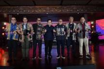Menteri BUMN Erick Thohir (Tengah) 