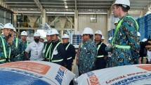 Mentan syl saat di Pabrik Pakan Ternak