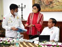 Presiden Jokowi bersama Menkeu Sri Mulyani dan Menteri Pertanian