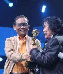 H Jaja Miharja Mendapat Kado Istimewa Penghargaan Lifetime Achievement Indonesia Dangdut Awards 2022