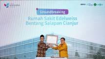 Chief Wholesale Banking Officer PT Bank Muamalat Indonesia Tbk Irvan Y. Noor (kanan) berfoto bersama CEO Edelweiss Hospital Group Syauqi Mujahid Rabbani (kiri) pada seremoni peletakan batu pertama pembangunan rumah sakit Nahdlatul Ulama (NU) di Cianjur, Jawa Barat belum lama ini. Bank Muamalat ditunjuk sebagai lead arranger sindikasi pembiayaan pembangunan rumah sakit NU di Jawa Barat senilai Rp240 miliar. 