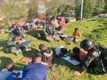 Satgas Yonif Mekanis 203 AK Menggambar Bersama Anak-Anak Pegunungan Tengah Papua
