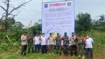Baliho berisi keterangan pengosongan lahan