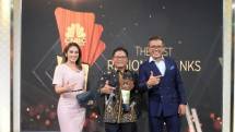 Direktur Ritel & Syariah Bank DKI, Babay Parid Wazdi saat menerima penghargaan