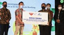 Penyerahan simbolis Tourist Information Center dan mural kepada Wali Kota Bandung. 