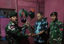 Satgas Yonarmed 1 Kostrad Terima Senpi Rakitan dan Munisi Secara Sukarela di Hari Pahlawan