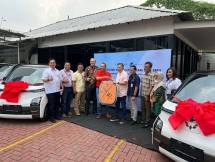 Semarak Program STAR SERU, KB Bukopin Serahkan 4 Unit Mobil Listrik ke Nasabah