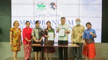 Direktur Utama PT Jababeka Morotai Basuri Tjahaja Purnama bersama Ketua Umum Perempuan Maju Indonesia Maylana Togas saat penandatanganan MoU
