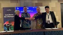 Managing Director Jababeka Infrastruktur Agung Wicaksono bersama Presiden Direktur Pertamina Nicke Widyawati serta petinggi perusahaan industri di kawasan industri Jababeka saat menandatanganj pernyataan bersama rencana untuk menjadi klaster industri net zero pertama di kawasan industri Jababeka