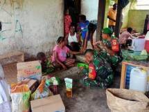 Babinsa Koramil 1710-02 Timika Berikan Bantuan Sembako Kepada Keluarga Alm Serda Falerius