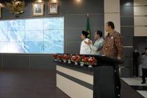 Ketua Umum Dekopin Nurdin Halid (tengah) bersama Asisten II Bidang Perekonomian Propinsi Sumatera Barat (kiri), dan Ketua Dekopinwil Sumbar Hendra Irwan Rahim (kanan) menyaksikan layar monitor pada acara launching Hari Koperasi Nasional ke-76 tahun 2023 di Kota Padang, Sumatera Barat, Jumat (28/10/2022). Foto: Dok. Debindo 