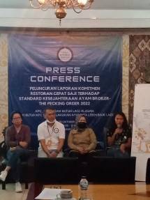 Rully Prayoga (berbaju putih), Manajer Kampanye World Animal Protection (WAP) Indonesia, sedang memberikan keterangan pers. (Foto: Bang Abe)