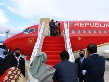 Presiden Jokowi didampingi Ibu Iriana Jokowi kembali ke Tanah Air pada Minggu (13/11/2022) sore. (Foto: BPMI Setpres/Kris) 