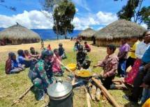 Satgas Yonif Mekanis 203AK Sukseskan Program Babinsa Masuk Dapur