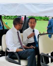 Presiden Jokowi Bersama Presiden Rwanda Naik Mobil Golf