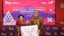 Direktur Digital Bisnis Telkom M. Fajrin Rasyid (kanan) dan Country Director Google Cloud Indonesia Megawaty Khie (kiri) pada acara Strategic Partnership Announcement antara Telkom dan Google di Nusa Dua, Bali 
