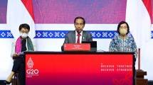 Presiden Jokowi dbersama Menlu Retno Marsudi dan Menkeu Sri Mulyani