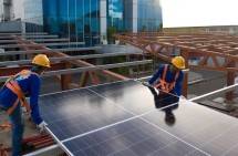 Petugas memasang instalasi tenaga surya di kantor PT Mowilex Indonesia.