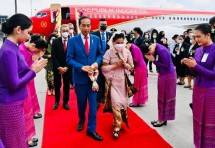Presiden Jokowi dan Ibu Iriana Tiba di Bangkok Hadiri KTT APEC