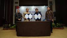 Prosesi signing agreement yang dilakukan oleh Plt Dirjen Imigrasi Widodo Ekatjahjana (kedua dari kanan) dan Direktur Utama Finnet Rakhmad Tunggal Afifuddin (kedua dari kiri) untuk layanan Gerbang Pembayaran aplikasi e-Visa on Arrival (e-VOA).