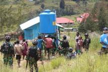 Satgas 303 Bantu Alirkan Air Bersih Untuk Masyarakat Distrik Ilaga Papua