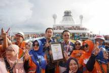 Wilson Mandalaputra, (CEO &ndash; MCI), dan Hendra Thiemailattu (Founder & Komisaris MCI) bersama Member MCI, di atas kapal pesiar Cruise Royal Caribbean.