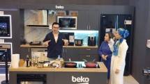 (kiri) Wiliam Gozali, Chef dan Muthia Surya, Senior Marketing, PT Beko Appliances Indonesia (tengah) dalam sesi media Fungsionalitas Jadi Prioritas, Beko Hadirkan Perangkat Cerdas Ciptakan Dapur Fleksibel untuk Aktivitas Tak Terbatas
