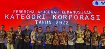 Menteri Pendayagunaan Aparatur Negara dan Reformasi Birokrasi, Abdullah Azwar Anas (kedua dari kiri) menyerahkan penghargaan bidang kemanusiaan kepada Kepala Divisi Pengadaan dan Umum Indonesia Financial Group (IFG) Purwo Nugroho (kedua dari kanan) pada ajang Malam Anugerah Kemanusiaan, Kamis (17/11/22) di Nusa Dua, Bali