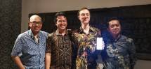CEO Supertext, Martin Jacobson (Batik pegang HP) 