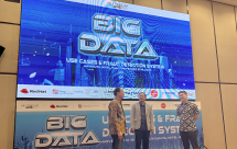 (Dari kiri ke kanan) Director Enterprise Application Services Business PT Multipolar Technology Tbk Jip Ivan Sutanto sedang berbincang dengan Head of e-Channel Solution PT Multipolar Technology Tbk Achmad Fakhrudin dan Head of Big Data PT Multipolar Technology Tbk Andrew di sela-sela seminar &ldquo;Big Data Use Cases & Fraud Detection System&rdquo; di Hotel Aryaduta Bali