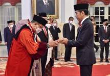 Presiden Jokowi saat menyaksikan Pengucapan Sumpah/Janji Hakim Konstitusi oleh Guntur Hamzah di Istana Negara, Jakarta, Rabu (23/11/2022) pagi. (Foto: Humas Setkab/Jay) 