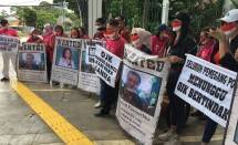 Aliansi Korban WanaArtha Life berdemonstrasi di Patung Kuda, Jakarta.