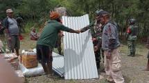 Dandim 1714 Puncak Jaya Beri Bantuan 100 Lembar Seng Untuk Pembangunan Honai di Kampung Timobut