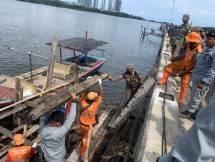 Bakamla RI Tertibkan Dermaga Liar Sepanjang Tanggul Pengamanan Pantai Jakarta