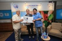(ki-ka) Imam Prasodjo, Sosiolog, Andrew F. Saputro, Corporate Affairs Director PT Frisian Flag Indonesia, Andy F. Noya, Host Kick Andy.
